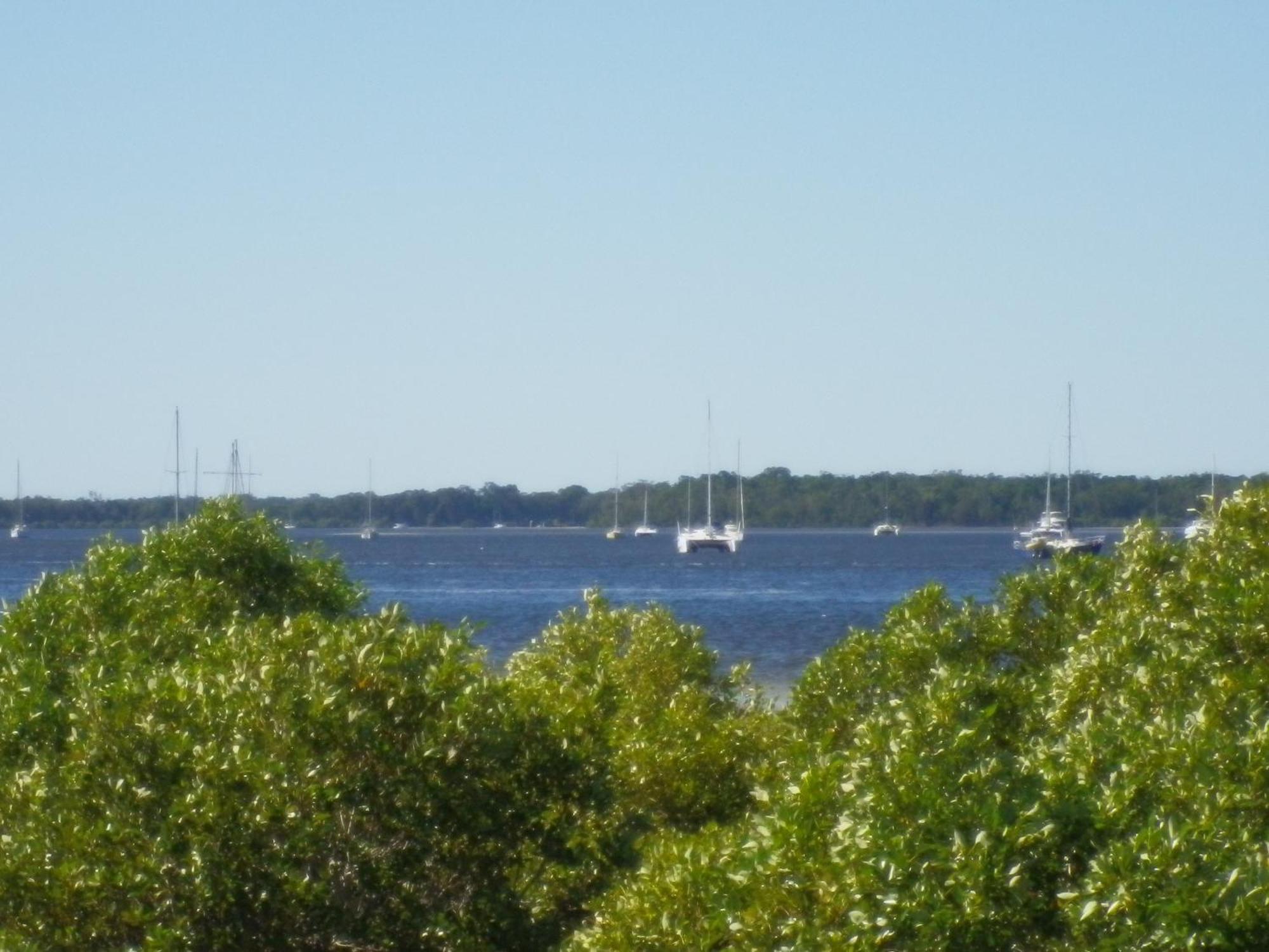 Tin Can Bay'S Sleepy Lagoon Motel Экстерьер фото